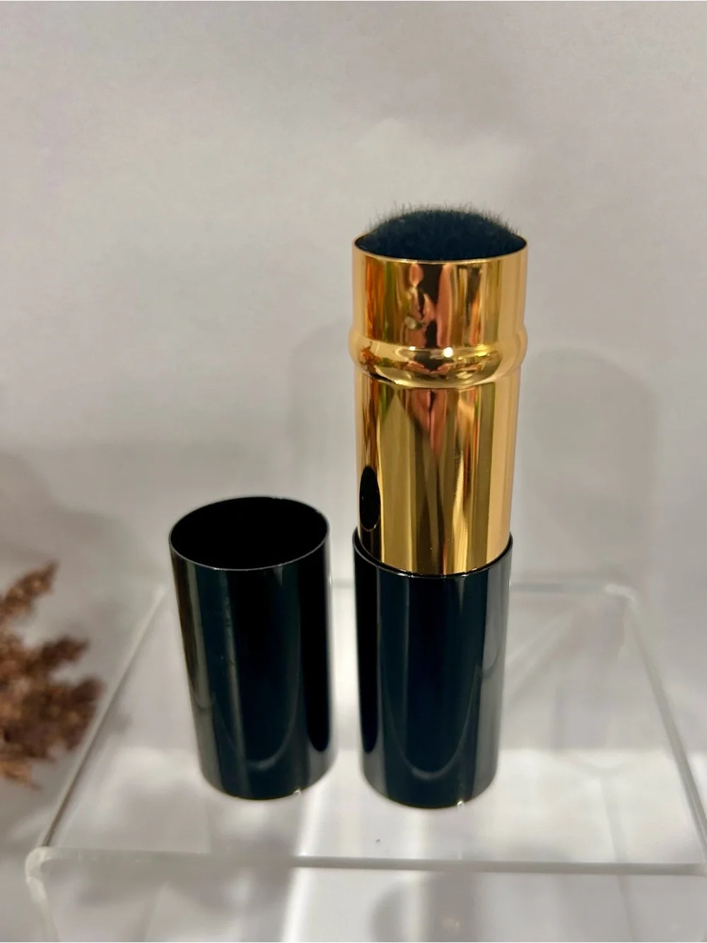 Retractable Makeup Brush in Gold and Black - Travel-Friendly Face Brush